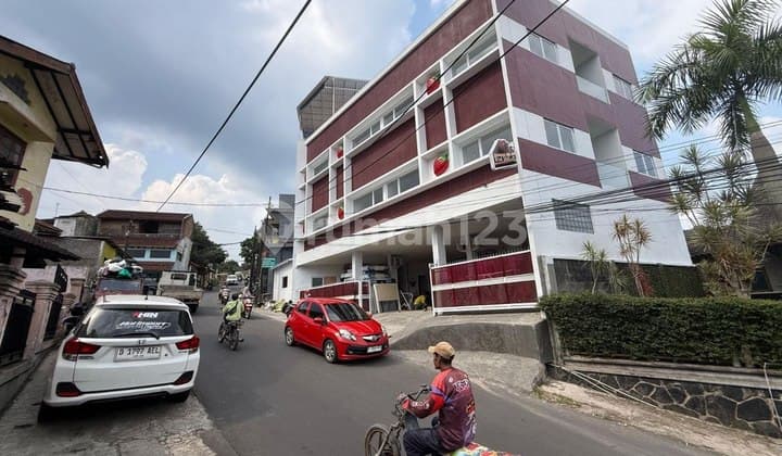 Kosan Exclusive Main Road Berkonsep Red Velvet Cake Cigadung