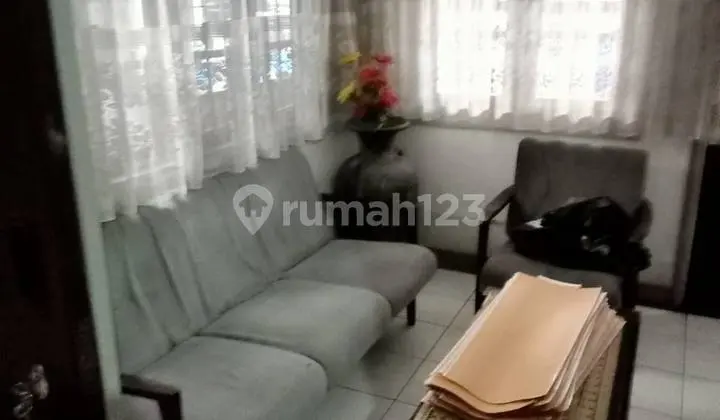 Old House Suitable for Business in Sayap Pasteur Cipedes, Bandung City