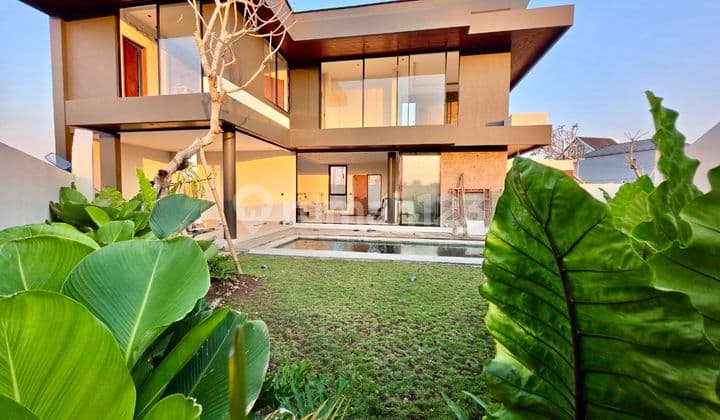 Brandnew Black Tropical Villa In Pererenan For Leasehold 35 Years