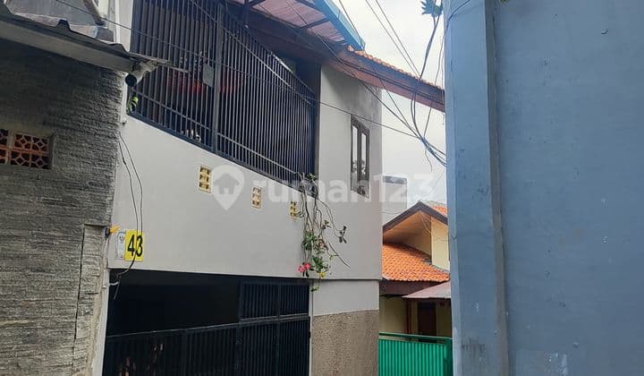 Selling a well-maintained, ready-to-occupy flood-free house in Kemanggisan.