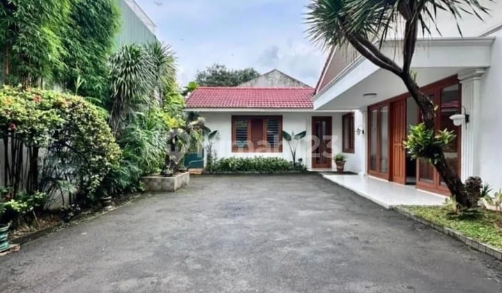 Rumah Mewah Di Kemang Dalam – Swimming Pool, Halaman Luas & Lokasi Super Strategis!