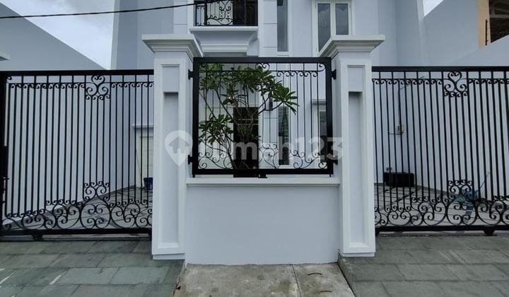 Rumah American Classic Di Duren Sawit Dalam Komplek