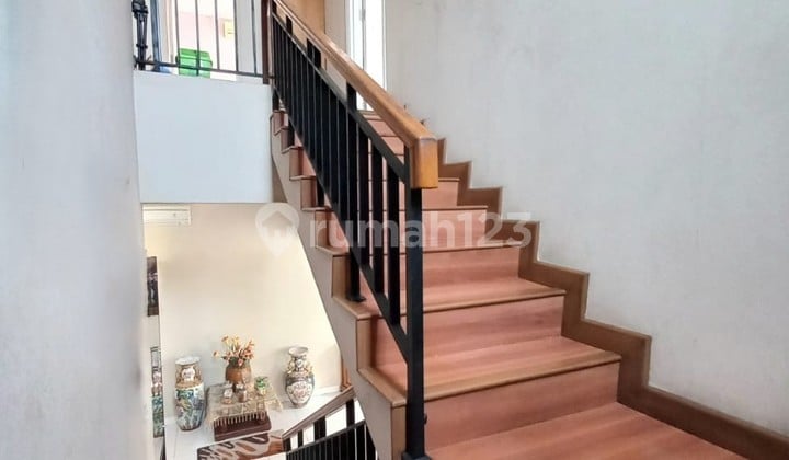 Sangat Mewah! Disewakan Rumah 2 Lantai Siap Huni & Lokasi Strategis di Emerald Bintaro - Full AC & Swimming Pool (Sp 0999)