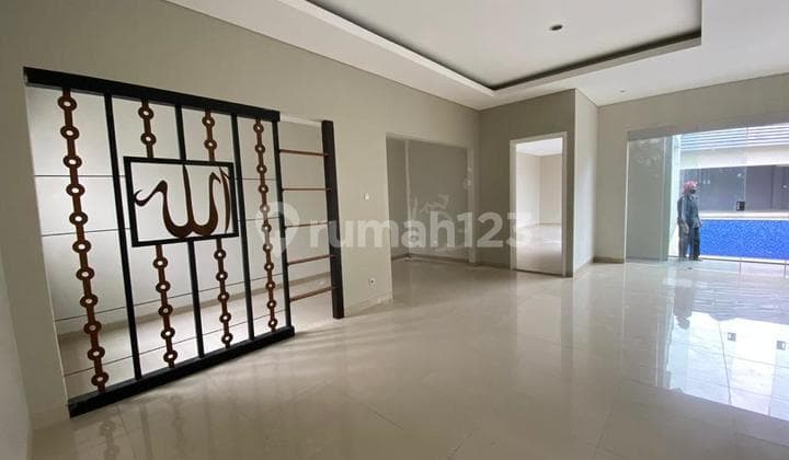 Disewakan Rumah Mewah dengan Kolam Renang di Kebayoran Bintaro (Sp 0339)