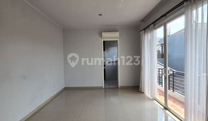 Best Deal & Siap Huni! Disewakan Rumah Cantik 2,5 Lantai Siap Huni Lokasi Strategis di Kebayoran Bintaro - Private Swimming Pool (Sp 1057)