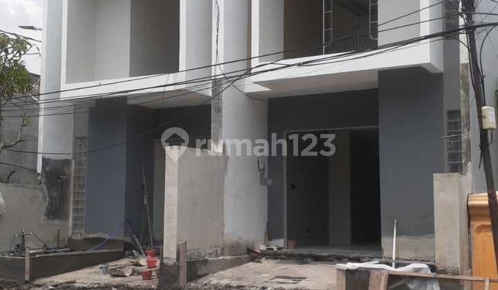 Rumah 2 Lantai Baru SHM di Semampir, Surabaya