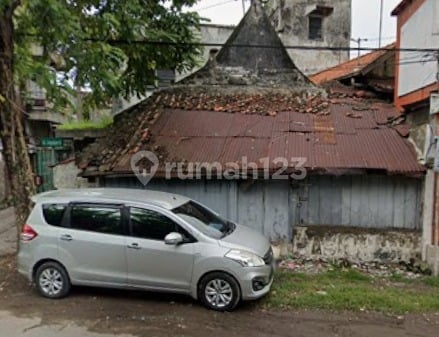 For Sale Land-Fronted House Facing the Main Road