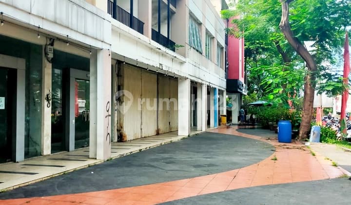 Strategic 2.5-Storey Shop House with Spacious Parking in Pondok Kelapa