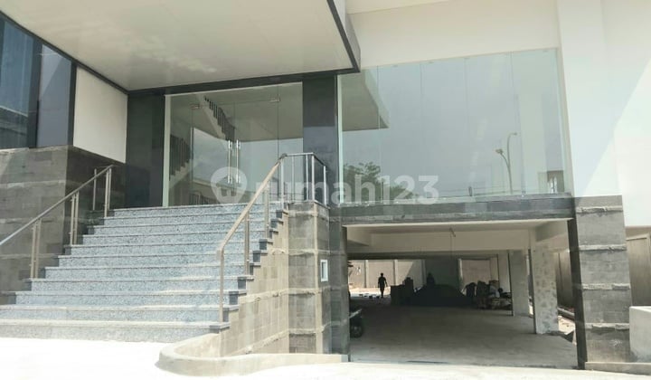 Gedung Baru 5,5 Lt Siap Pakai di Jl Pramuka, Matraman, Jakarta