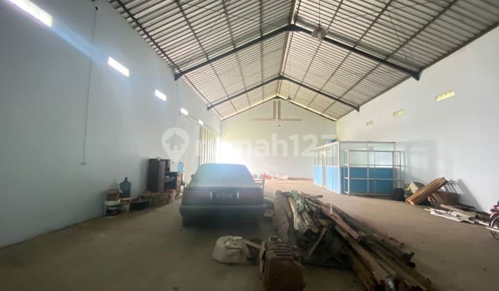 Gudang di Jalan Magelang dengan Parkir Luas di Yogyakarta