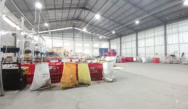 Gudang Loading Dock Akses Truk dan Container