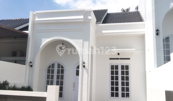 Luxurious House, Strategic Location with City View