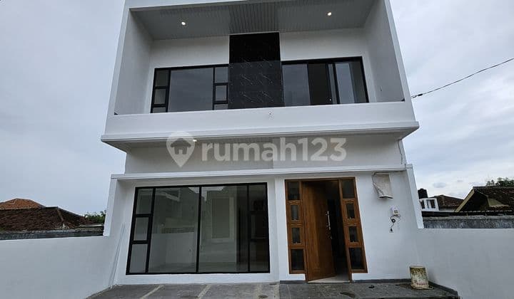 Rumah Mewah Dua Lantai Ditengah Pusat Kota