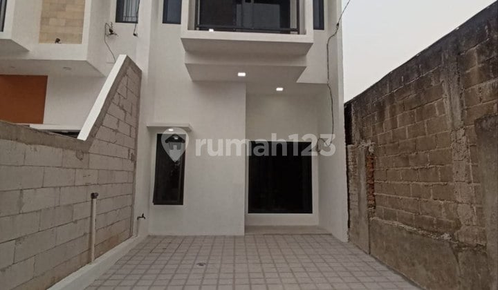 Strategic House Surrounded by Greenery, 2 Minutes to Wiladatika Airport
