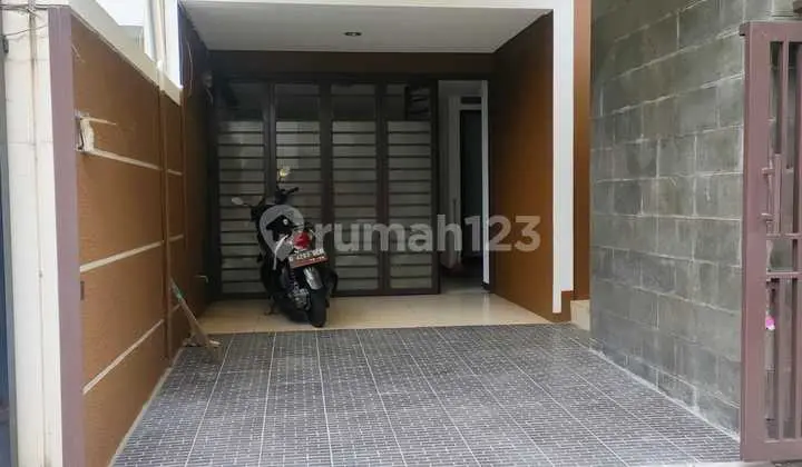 Disewakan Rumah 2 Lantai Siap Huni Minimalis Lokasi di Komplek Setraduta Bandung