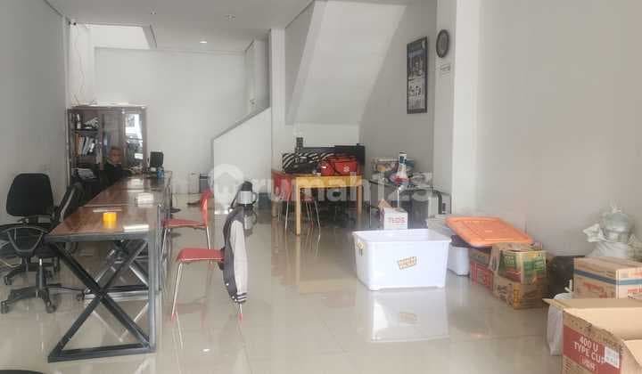 Available for Rent: Comfortable 2.5-Story Shop House, Ready to Use, Suitable for Business. Location on Karawitan, Bandung.