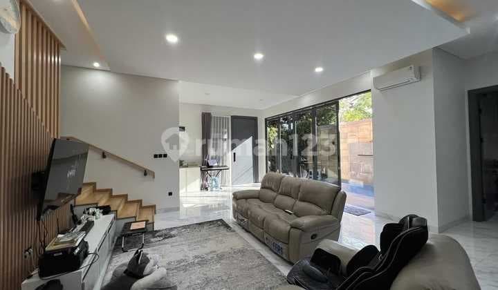 Dijual Rumah dengan Kolam Renang Semi Furnished Siap Huni Modern Minimalis Lokasi di Turangga Bandung