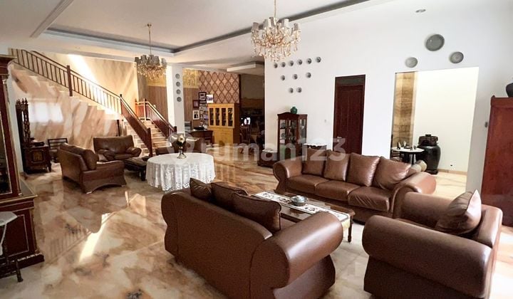 Dijual Cepat Hunian Mewah 2 Lantai Super Nyaman (Posisi Hook) Harga Masih bisa Nego Lokasi Strategis di Singgasana Pradana, Bandung