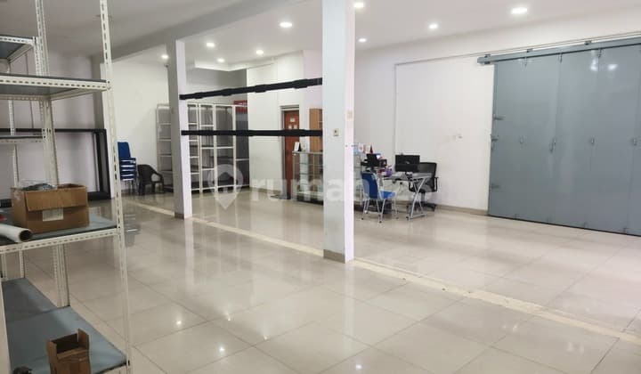 Rent a Well-Maintained and Comfortable 2-Story Shop House, Ready to Use, Strategic Location in Gunung Batu, Bandung