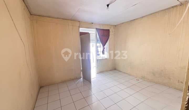 For Quick Sale: Simple House in Cikadut, Bandung. Occupied as a 4-Door Rental House, Already Active and Comfortable. Strategic Location, Can Be Used as an Investment.