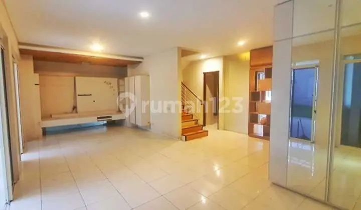 Dijual Rumah Mewah 3 Lantai Siap Huni Semi Furnished Modern Minimalis Lokasi di Kota Baru Parahyangan Tatar Larang Tapa Bandung
