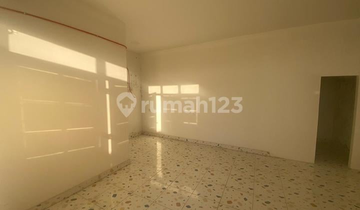 Disewakan Rumah 3 Lantai Nyaman Siap Huni Lokasi Strategis di Taman Holis Indah 1 Bandung