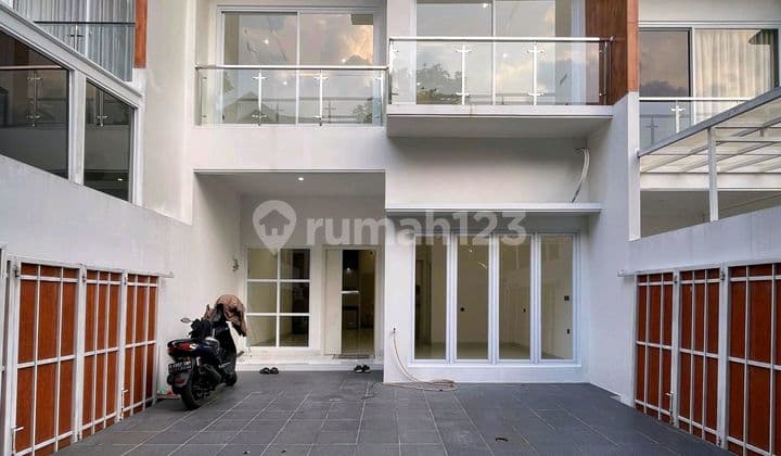 Rumah Baru Modern Dalam Komplek Akses Strategis di Jagakarsa
