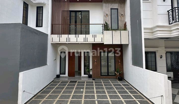 Rumah Baru Mewah Dalam Cluster Pinggir Jalan Raya di Jagakarsa