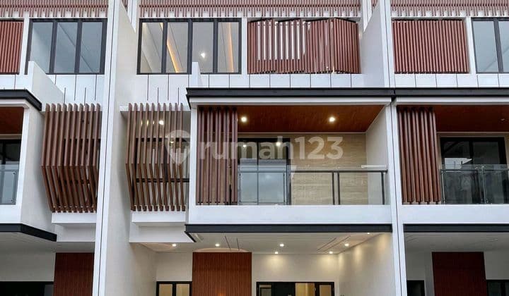 Rumah Baru Modern Tropical Dalam Cluster Besar di Jagakarsa