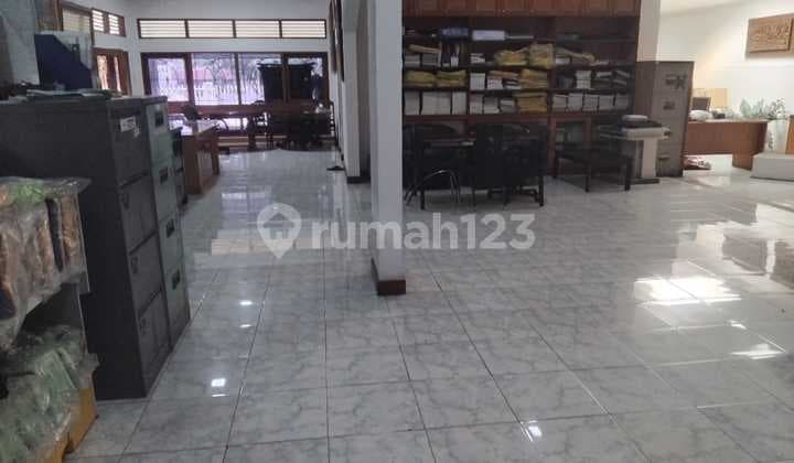 Rumah Lama Halaman Luas Sangat Strategi Dipinggir Jalan Raya Tebet, Jakarta Selatan