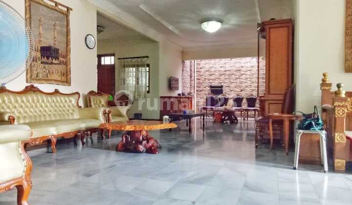 Rumah Bagus Posisi Hook View Taman Lokasi Seberang Jalan Raya di Jati Padang - Jakarta Selatan