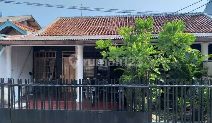 Ready-to-Occupy House in Strategic Location Near MRT Block A in Kebayoran Baru, South Jakarta