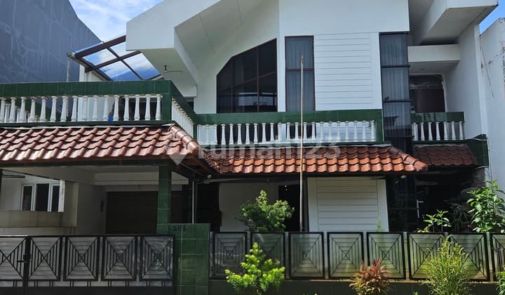 Rumah Cantik Nyaman dan Strategis di Kawasan Elite Intercon - Jakarta Barat