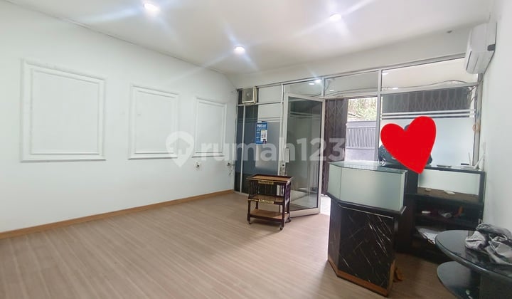 Mau Jual / Sewa 1 Unit Rumah Siap Huni Sekaligus Usaha Persis Pinggir Jalan Raya Daerah Pangeran Jayakarta Jakarta Pusat