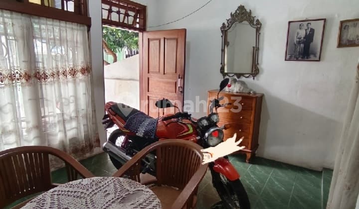 Rumah Hitung Tanah Pinggir Jalan dan Bebas Banjir di Daerah Tomang Asli Jakarta Barat