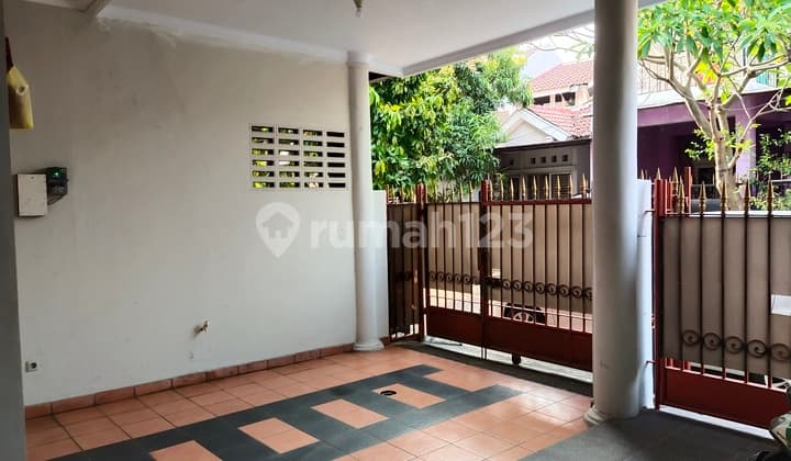 Rumah Cantik Siap Huni yang Nyaman dengan Bentuk Tiang Pilar dan Dekat Akses Tol di Metro Permata 1 Karang Tengah Kota Tangerang