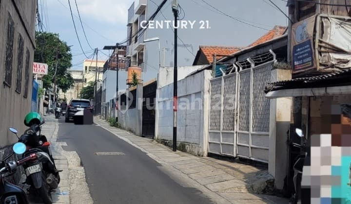 Ready-to-occupy 1-story house in the Kebayoran Baru area, South Jakarta.