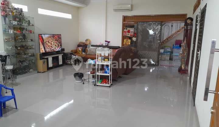 For Sale House in Mangga Besar 2 Floors Ready to Occupy Type 2+1 Bedrooms