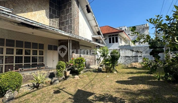 House with Spacious Yard, City Center, Near Mall