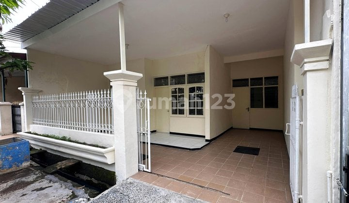 Rumah Bagus, Terawat, Siap Huni, Dekat Area Komersil