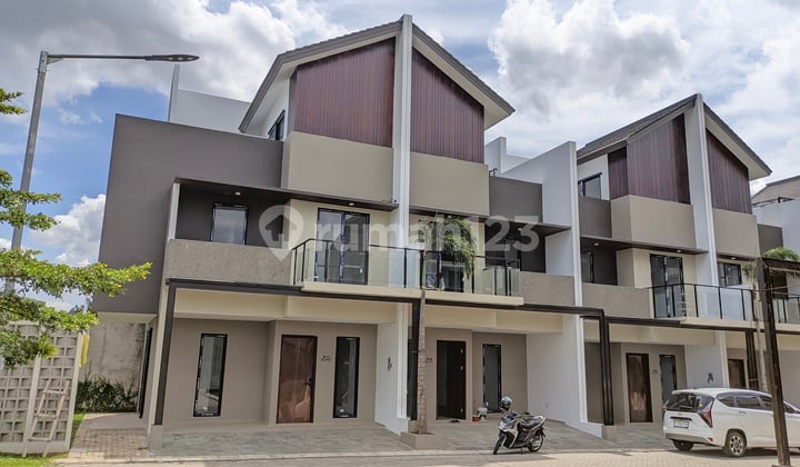 Rumah 3 Lantai dengan Balkon & Rooftop, Bintaro