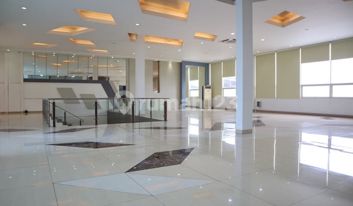 Disewakan Kantor 2 Lantai Luas 320 M2. Furnished Siap Pakai. Area Parkir Sangat Luas. Cocok Dijadikan Bank/ Kantor Finance/ Kantor Insurance/ Klinik/ Showroom. Di Bkr Bandung