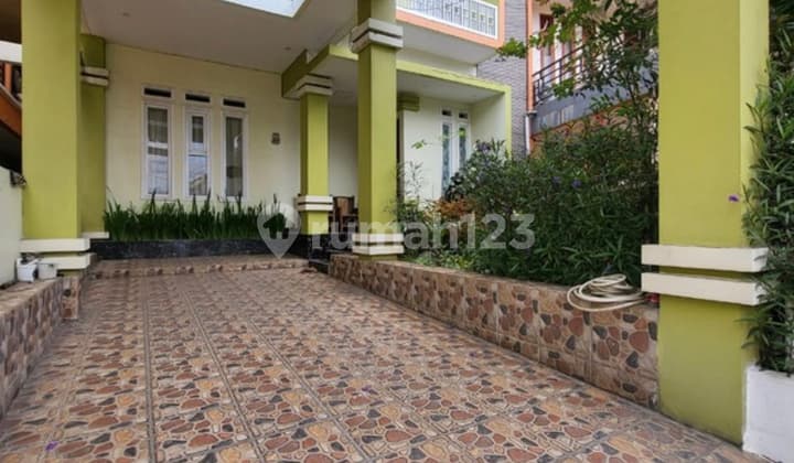 Dijual Rumah Bonus Kost - Kostan Aktif 2 Lantai Luas 300 M2. 5 + 10 Kamar Tidur Hanya 3 Menit Menuju Sport Jabar. Arcamanik Bandung