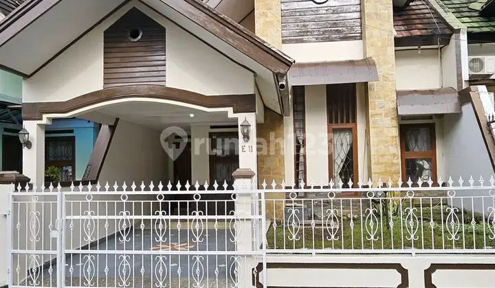 Rumah 2 Lantai Luas 144 M2. 3 Kamar Tidur Siap Huni Dalam Cluster Keamanan 24 Jam One Gate Security System. Fasilitas Cluster : Taman Bermain, Masjid. Arcamanik Bandung