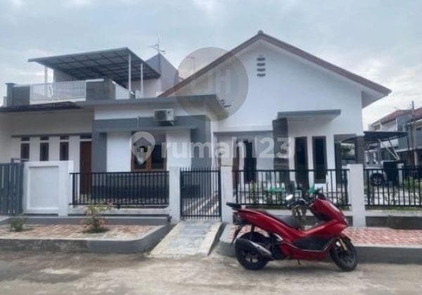 Disewakan Rumah 2 Lantai Luas 268 M2, 4+1 Kamar Tidur, Dalam Komplek Keamanan 24 Jam, Siap Huni. Cocok Di Jaidikan Hunian/kantor. Di Antapani Bandung