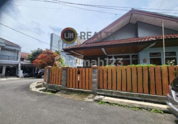 Disewakan Rumah Posisi Hook 2 Lantai Luas 251 M2, 5+1 Kamar Tidur, Cocok Dijadikan Kantor Atau Tempat Usaha, Kos-kostan, Siap Pakai, Tengah Kota, 1 Km Dari Universitas Widiyatama, Sukaluyu Bandung