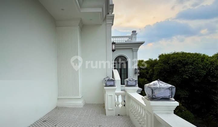 Dijual rumah sudah renovasi dengan lift dan pool Pondok Indah Jakarta Selatan