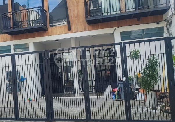 Dijual Rumah Tiga Lantai Cocok Untuk Usaha