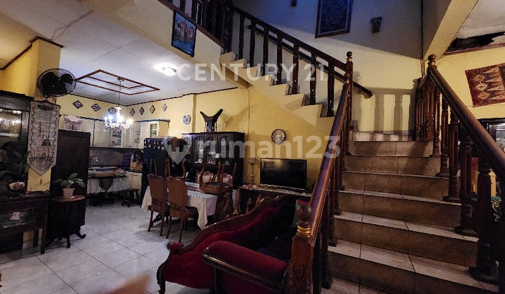Old House on Hoscokroaminoto Street, Menteng, Suitable for Business.