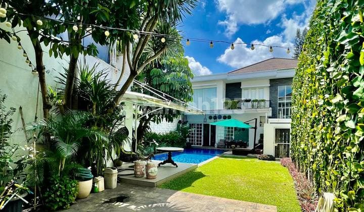 Rumah 2 Lantai Cantik Dan Ada Kolam Renang